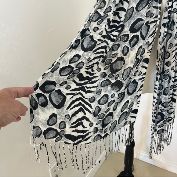 Womens Lightweight Long Scarf Wrap Black White Animal Print 70”x 22” - Picture 2 of 5